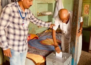 गृह मतदानाच्या पहिल्या दिवशी २१ ज्येष्ठ, दिव्यांग मतदारांनी केले मतदान