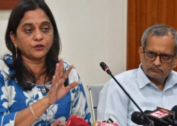 अनधिकृतपणे मोबाईल फोन  वापरल्यासंदर्भात फौजदारी गुन्हा दाखल -निवडणूक निर्णय अधिकारी वंदना सूर्यवंशी