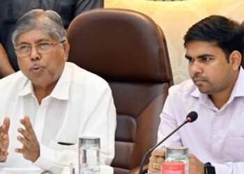 जिल्हा वार्षिक योजनेतील कामे तात्काळ पूर्ण करा – पालकमंत्री चंद्रकांत पाटील