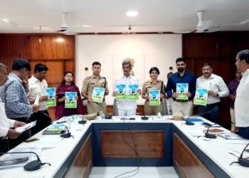 सायबर कॉमिक बुकचे पालकमंत्री शंभुराज देसाई यांच्या हस्ते अनावरण