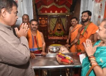श्री अंबा व श्री एकविरा देवीचे केंद्रीय मंत्री नितीन गडकरींकडून सपत्नीक दर्शन