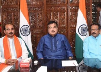 नितीन गडकरी आणि पीयूष गोयल यांनी केंद्रीय मंत्रीपदाचा पदभार स्वीकारला