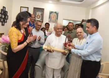 ज्येष्ठ संगीतकार प्यारेलाल शर्मा यांना पद्म भूषण पुरस्कार प्रदान