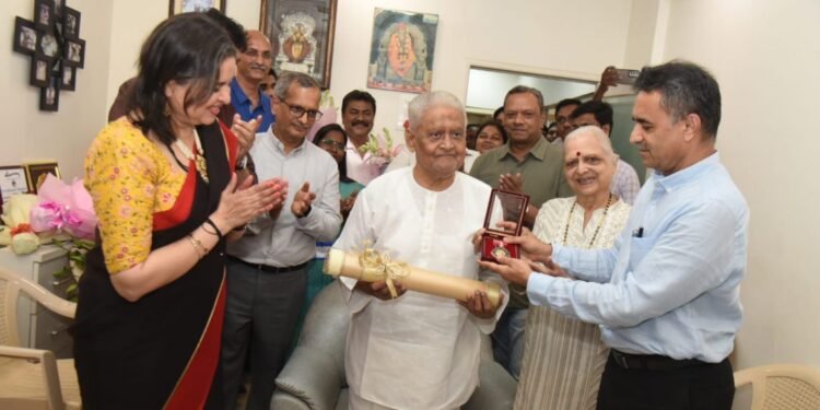 ज्येष्ठ संगीतकार प्यारेलाल शर्मा यांना पद्म भूषण पुरस्कार प्रदान