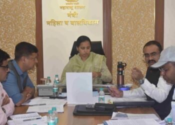 ‘लेक लाडकी’ योजनेला अधिक गती द्यावी