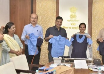 शालेय गणवेशाचे मंत्री आदिती तटकरे यांच्या हस्ते वाटप