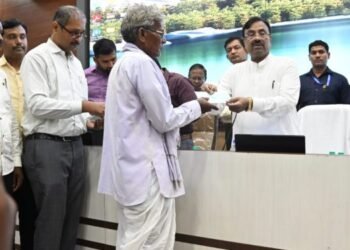 पालकमंत्री सुधीर मुनगंटीवार यांच्या पुढाकाराने प्रकल्पग्रस्तांना पूनर्वसन पॅकेज