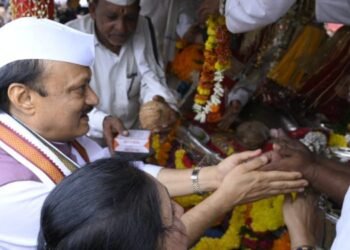 उपमुख्यमंत्री अजित पवार यांनी घेतले श्री संत तुकाराम महाराजांच्या पादुकांचे दर्शन