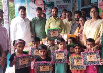 जन विश्वास सप्ताह :विद्यार्थ्यांना शैक्षणिक साहित्याचे वाटप ; राष्ट्रवादीचा उपक्रम