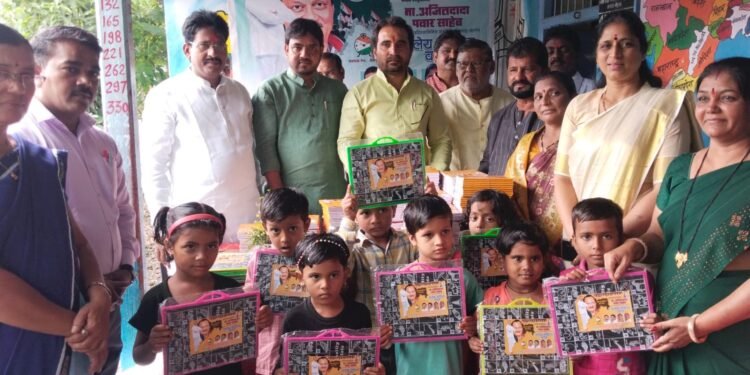 जन विश्वास सप्ताह :विद्यार्थ्यांना शैक्षणिक साहित्याचे वाटप ; राष्ट्रवादीचा उपक्रम