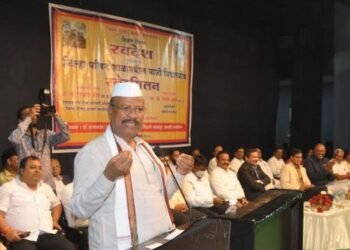 जिल्हा परिषद शाळेचा विद्यार्थी असल्याचा अभिमान; पालकमंत्री रमले शालेय आठवणीत
