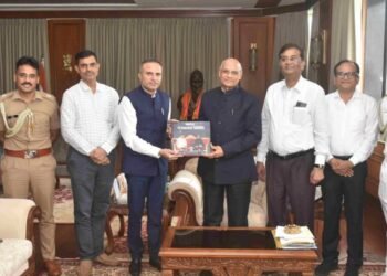राज्यपाल बैस यांना कॉफी टेबल पुस्तक भेट            