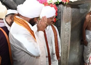 मुख्यमंत्री एकनाथ शिंदे यांनी घेतले ज्ञानोबा माऊलींच्या पादुकांचे दर्शन