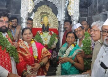 बा विठ्ठला… बळीराजाला सुखी ठेव, कष्टकऱ्यांच्या व सामान्यांच्या जीवनात समृद्धी येऊ दे…