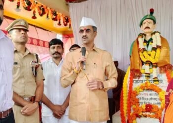 शहिद जवान गजानन मोरे यांना पुष्पचक्र अर्पण