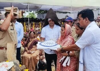 खा.वसंतराव चव्हाण यांच्यावर शासकीय इतमामात अंत्यसंस्कार