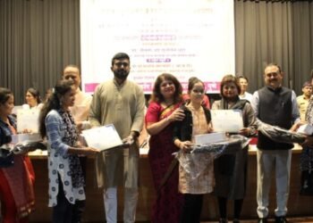प्रतिकूल परिस्थितीतून पुढे येणाऱ्या विद्यार्थ्यांना महाराष्ट्र राज्य बालहक्क संरक्षण आयोगाचे नेहमीच सहकार्य