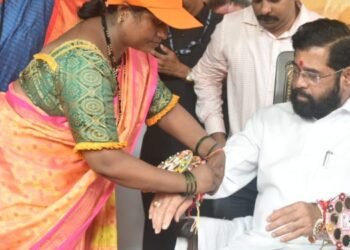 ‘उमेद’ महिला बचतगट अभियानातील बहिणींचे वर्षा शासकीय निवासस्थानी रक्षाबंधन