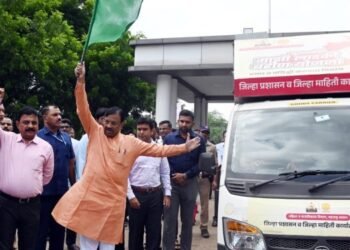 महत्वाकांक्षी योजनांच्या प्रचाररथाला पालकमंत्र्यांच्या हस्ते हिरवी झेंडी