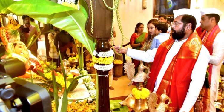 ‘वर्षा’ निवासस्थानी श्री गणरायाची प्रतिष्ठापना