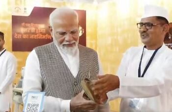 थीम पॅव्हेलियनमध्ये प्रधानमंत्र्याचा लाभार्थ्यांशी संवाद