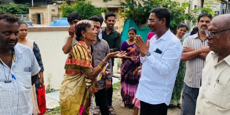 महादेव कोगनुरे यांनी दिली विश्वशांती बहुउद्देशीय संस्थेला भेट ; जाणून घेतल्या समस्या..!