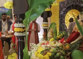 मुख्यमंत्र्यांच्या ‘वर्षा’ शासकीय निवासस्थानी शेतकरी, पोलिस, स्वच्छता कर्मचाऱ्यांनी केली गणरायाची आरती
