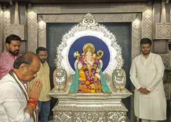 उपमुख्यमंत्री अजित पवार यांनी पुण्यातील विविध सार्वजनिक गणेश मंडळाना भेट देऊन श्री गणरायाचे घेतले दर्शन 