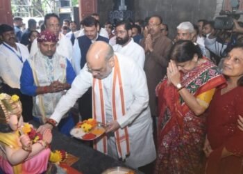 केंद्रीय गृहमंत्री अमित शाह यांनी वांद्रे येथील सार्वजनिक गणेशोत्सव मंडळाच्या गणरायाचे घेतले दर्शन  