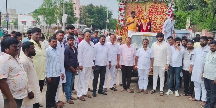 इच्छा भगवंताची नवरात्र महोत्सव शक्ती देवीची उत्साही वातावरणात प्राणप्रतिष्ठापना मिरवणूक