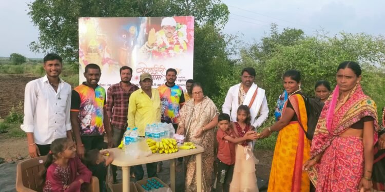 तुळजापूरला पायी जाणाऱ्या भक्तांसाठी अन्नदान सेवा..