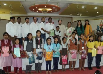 ”आई” मुळे विद्यार्थिनींच्या चेहऱ्यावर फुलले हसू ;  लेकींसाठी कपडे, फराळ अन् दिवाळी साहित्याचे वाटप