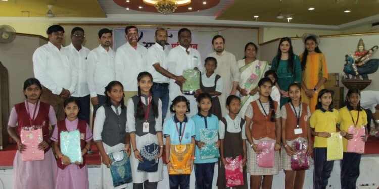 ”आई” मुळे विद्यार्थिनींच्या चेहऱ्यावर फुलले हसू ;  लेकींसाठी कपडे, फराळ अन् दिवाळी साहित्याचे वाटप