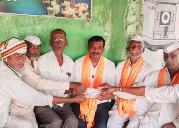 बार्शी: उमेदवारी अर्ज भरण्याकरता या उमेदवाराला दिली वर्गणी..!