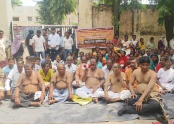 बांधकाम कामगारांचे बेकायदेशीर शिबीरे व ठोकण वाटप पध्दत बंद करा