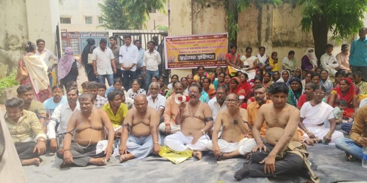 बांधकाम कामगारांचे बेकायदेशीर शिबीरे व ठोकण वाटप पध्दत बंद करा