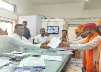 Barshi |हटके लूक : उपोषणकर्ते आनंद काशीद यांनीही भरला उमेदवारी अर्ज