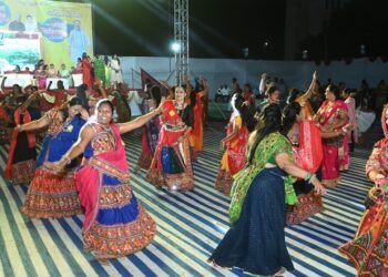 मालकांचा ‘दांडिया फेस्टिवल’ उत्साहात, गरब्याच्या ठेक्यावर थिरकले सोलापूरकर..!