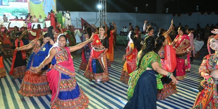 मालकांचा ‘दांडिया फेस्टिवल’ उत्साहात, गरब्याच्या ठेक्यावर थिरकले सोलापूरकर..!