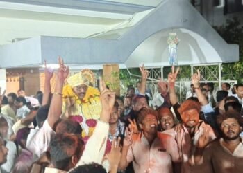 टायगर अभी जिंदा है..!! दक्षिणची जागा काँग्रेसला सुटली.!! दिलीप माने समर्थकांचा जल्लोष..