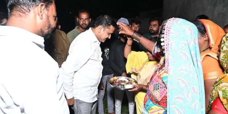 दक्षिणेत संतोष पवारांच्या वंदन दौऱ्याला उत्स्फूर्त प्रतिसाद ; माय-भगिनी म्हणतात..!