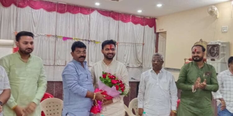 दिलीप माने समर्थकांचा दे धक्का..! देशमुखांना दिला पाठिंबा..