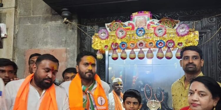 श्री गुरु सोमेश्वर, श्री गुरु बनसिद्धेश्वरांच्या दर्शनाने अमर पाटलांनी केली प्रचाराची सुरुवात