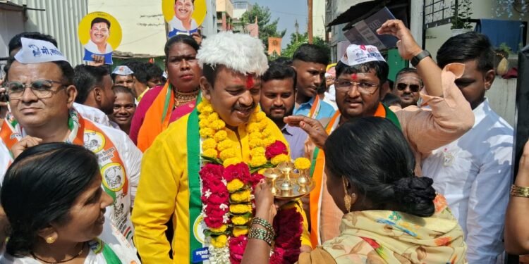 भवानी पेठ, शाहीर वस्तीत घुमला तुतारीचा आवाज; भाजपच्या बालेकिल्ल्यात महेश कोठेंना तुफान पाठिंबा..