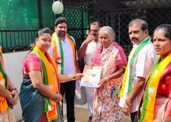 देवेंद्र कोठे यांच्या प्रचारार्थ किसन जाधव आणि नागेश गायकवाड यांचा होम टू होम प्रचारावर भर