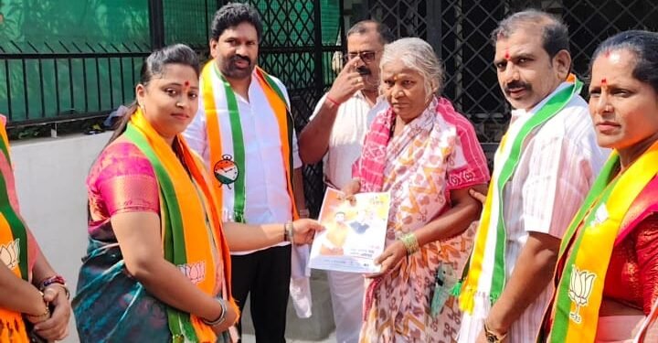 देवेंद्र कोठे यांच्या प्रचारार्थ किसन जाधव आणि नागेश गायकवाड यांचा होम टू होम प्रचारावर भर