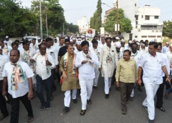 धर्मराज काडादी यांच्या विजयासाठी मतदारांची निघाली भव्य पदयात्रा!