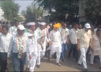 सुविधांपासून वंचित ठेवलेल्यांना’खड्या’सारखे बाजूला काढा पदयात्रेत काडादींनी दिली हाक