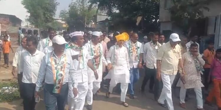 सुविधांपासून वंचित ठेवलेल्यांना’खड्या’सारखे बाजूला काढा पदयात्रेत काडादींनी दिली हाक