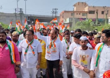 शेळगी परिसरात महेश कोठे यांच्या पदयात्रेला जत्रेचे स्वरूप ! ठिकठिकाणी जल्लोषात स्वागत